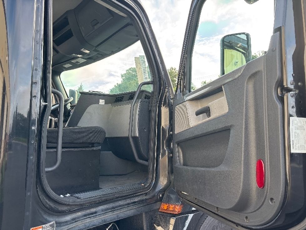 Day Cab Tractor-Heavy Duty Tractors-Freightliner-2019-T12642ST-Statesville-NC-182,285\n\t\tmiles-$ 44,500 - Image 12