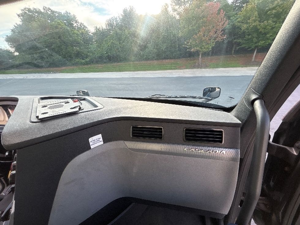 Day Cab Tractor-Heavy Duty Tractors-Freightliner-2019-T12642ST-Statesville-NC-182,285\n\t\tmiles-$ 44,500 - Image 13