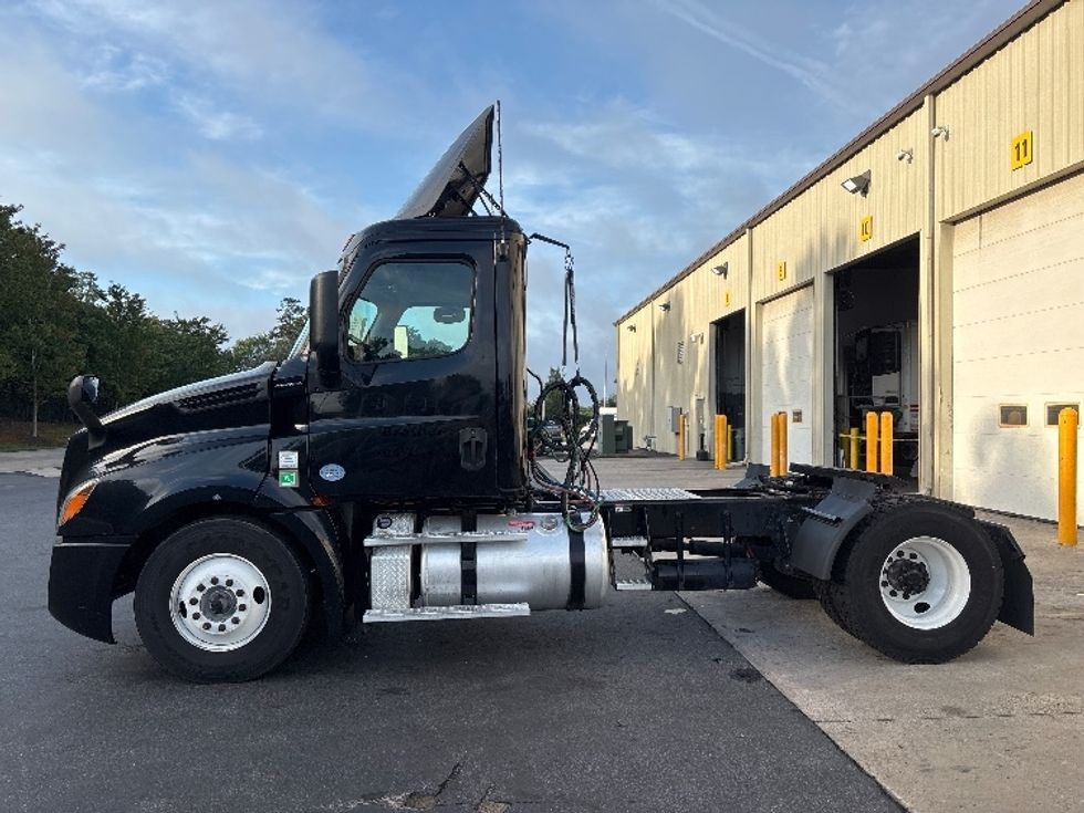 Day Cab Tractor-Heavy Duty Tractors-Freightliner-2019-T12642ST-Statesville-NC-182,285\n\t\tmiles-$ 44,500 - Image 4