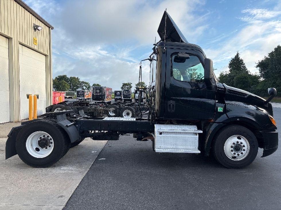 Day Cab Tractor-Heavy Duty Tractors-Freightliner-2019-T12642ST-Statesville-NC-182,285\n\t\tmiles-$ 44,500 - Image 8