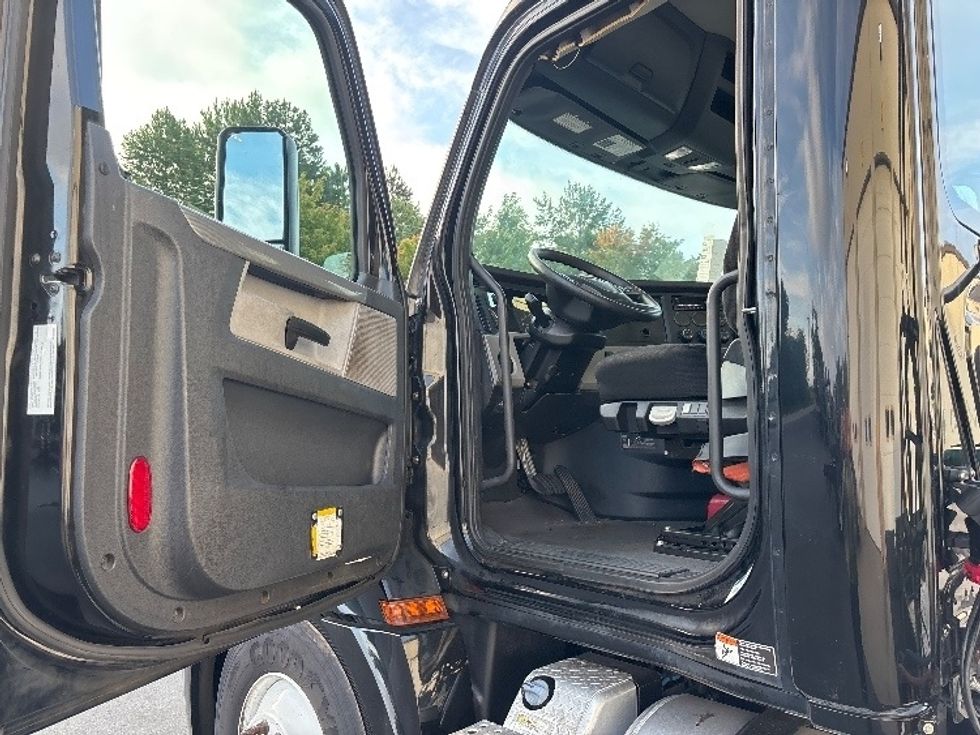 Day Cab Tractor-Heavy Duty Tractors-Freightliner-2019-T12642ST-Statesville-NC-182,285\n\t\tmiles-$ 44,500 - Image 9