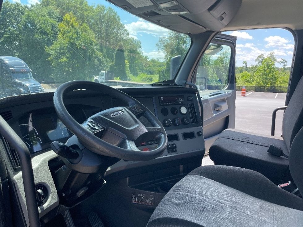 Day Cab Tractor-Heavy Duty Tractors-Freightliner-2019-T12642ST-Statesville-NC-239,185\n\t\tmiles-$ 40,750 - Image 10
