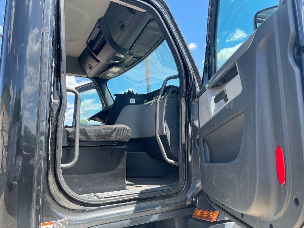 Day Cab Tractor-Heavy Duty Tractors-Freightliner-2019-T12642ST-Statesville-NC-239,185\n\t\tmiles-$ 40,750 - Image 12