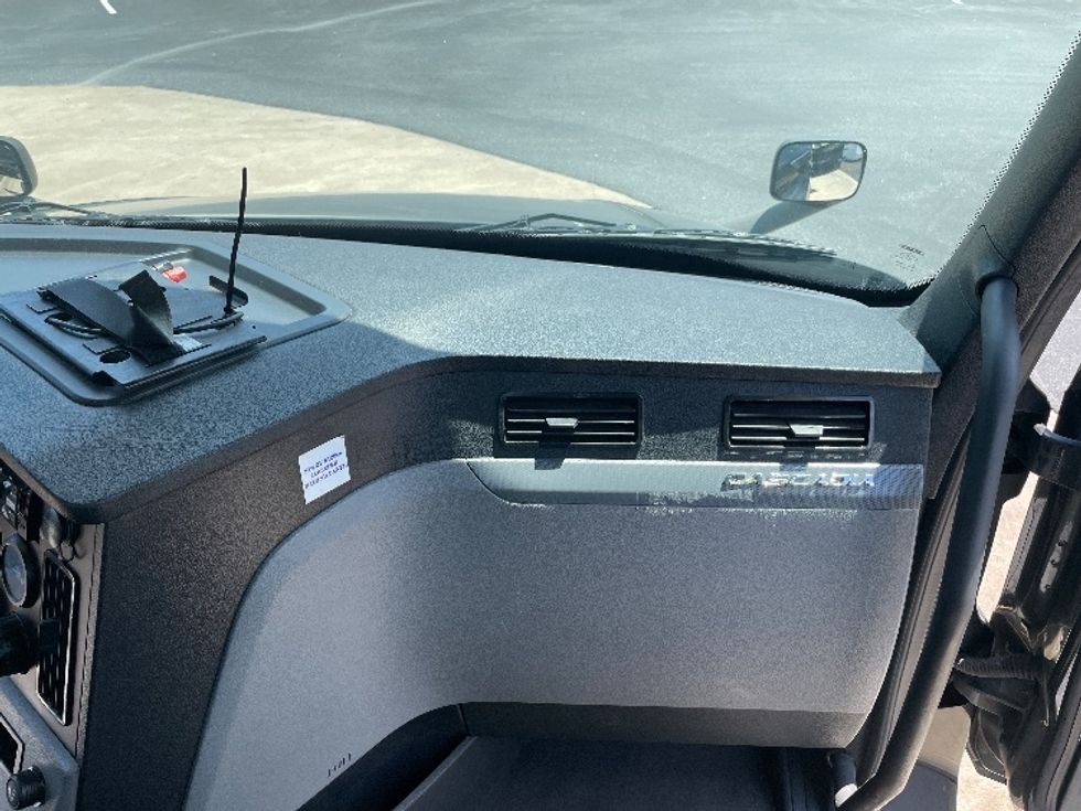 Day Cab Tractor-Heavy Duty Tractors-Freightliner-2019-T12642ST-Statesville-NC-239,185\n\t\tmiles-$ 40,750 - Image 13