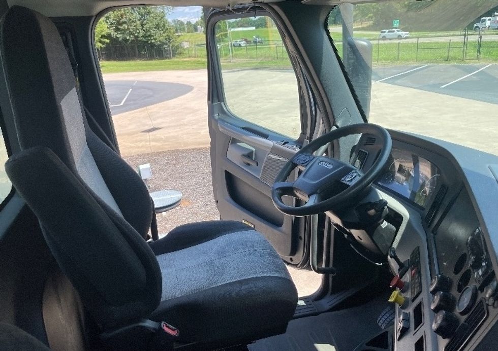 Day Cab Tractor-Heavy Duty Tractors-Freightliner-2019-T12642ST-Statesville-NC-239,185\n\t\tmiles-$ 40,750 - Image 14