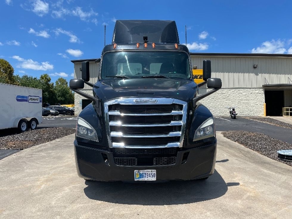 Day Cab Tractor-Heavy Duty Tractors-Freightliner-2019-T12642ST-Statesville-NC-239,185\n\t\tmiles-$ 40,750 - Image 2
