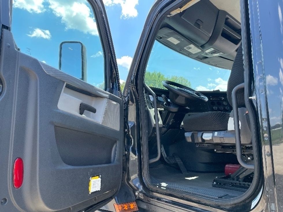 Day Cab Tractor-Heavy Duty Tractors-Freightliner-2019-T12642ST-Statesville-NC-239,185\n\t\tmiles-$ 40,750 - Image 9