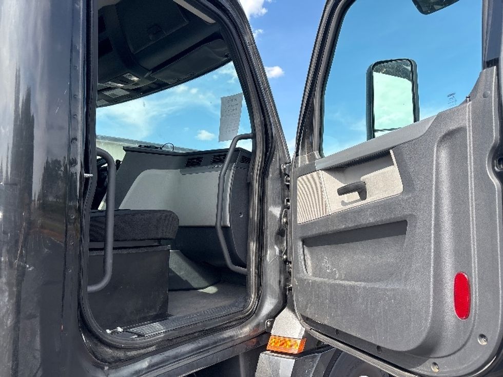 Day Cab Tractor-Heavy Duty Tractors-Freightliner-2019-T12642ST-Statesville-NC-265,887\n\t\tmiles-$ 42,000 - Image 12