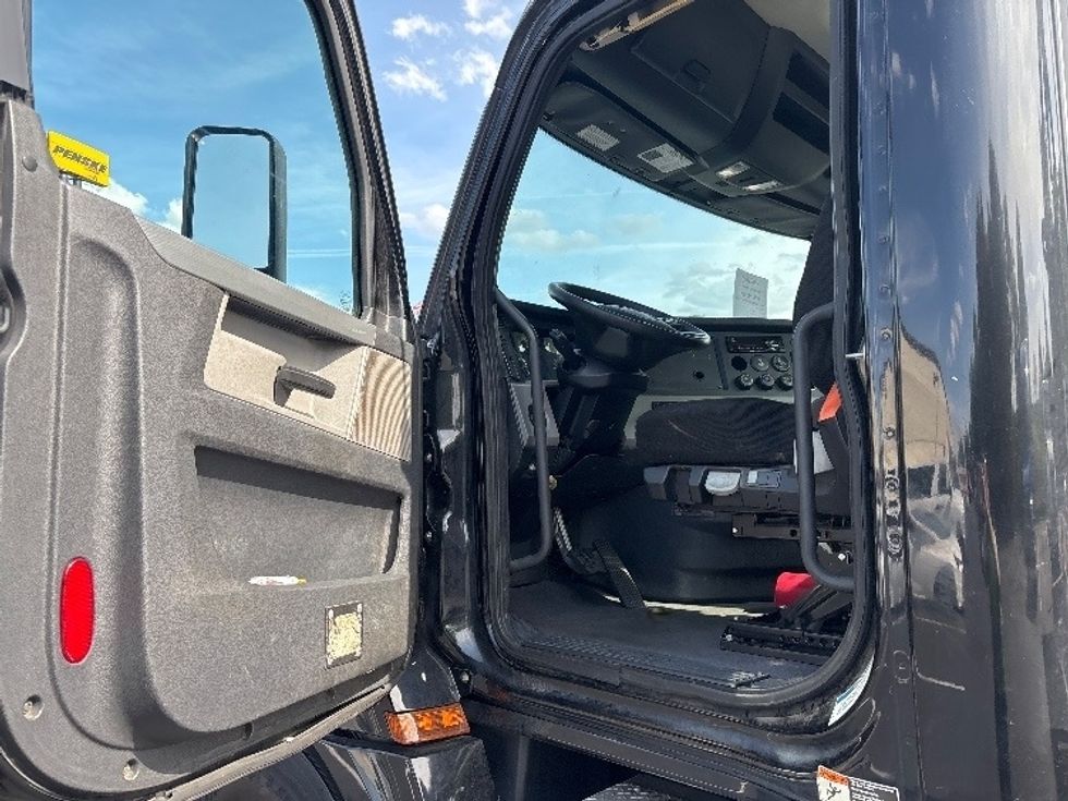 Day Cab Tractor-Heavy Duty Tractors-Freightliner-2019-T12642ST-Statesville-NC-265,887\n\t\tmiles-$ 42,000 - Image 9