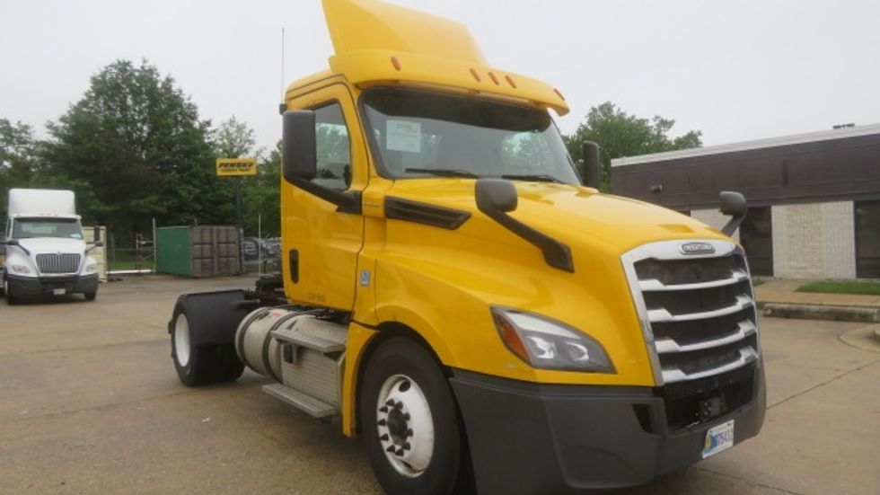Day Cab Tractor-Heavy Duty Tractors-Freightliner-2019-T12642ST-Sterling-VA-503,519\n\t\tmiles-$ 26,250 - Image 1
