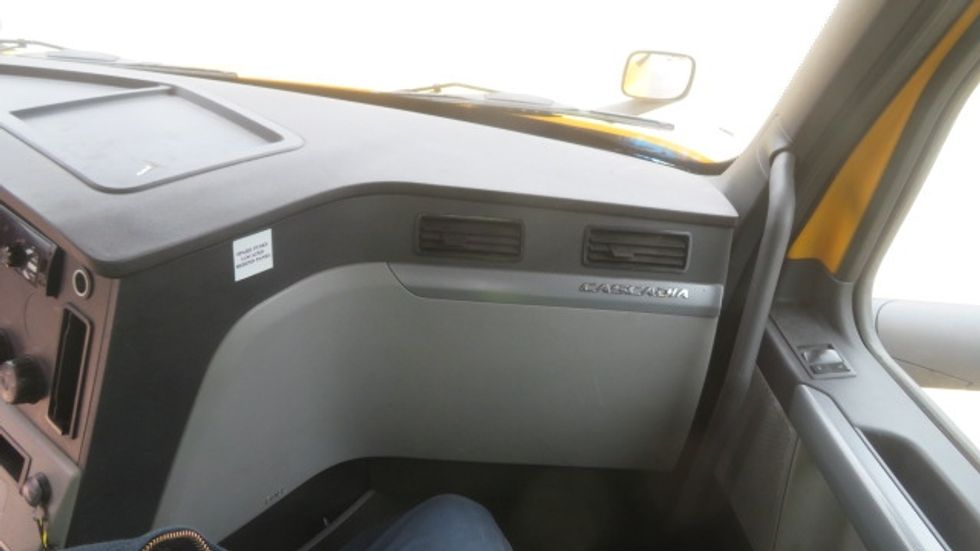 Day Cab Tractor-Heavy Duty Tractors-Freightliner-2019-T12642ST-Sterling-VA-503,519\n\t\tmiles-$ 26,250 - Image 12