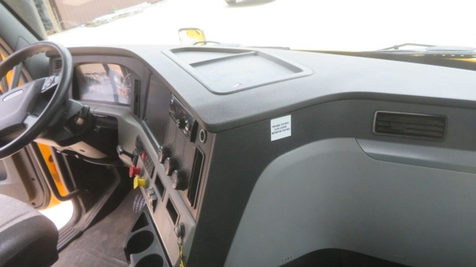 Day Cab Tractor-Heavy Duty Tractors-Freightliner-2019-T12642ST-Sterling-VA-503,519\n\t\tmiles-$ 26,250 - Image 15