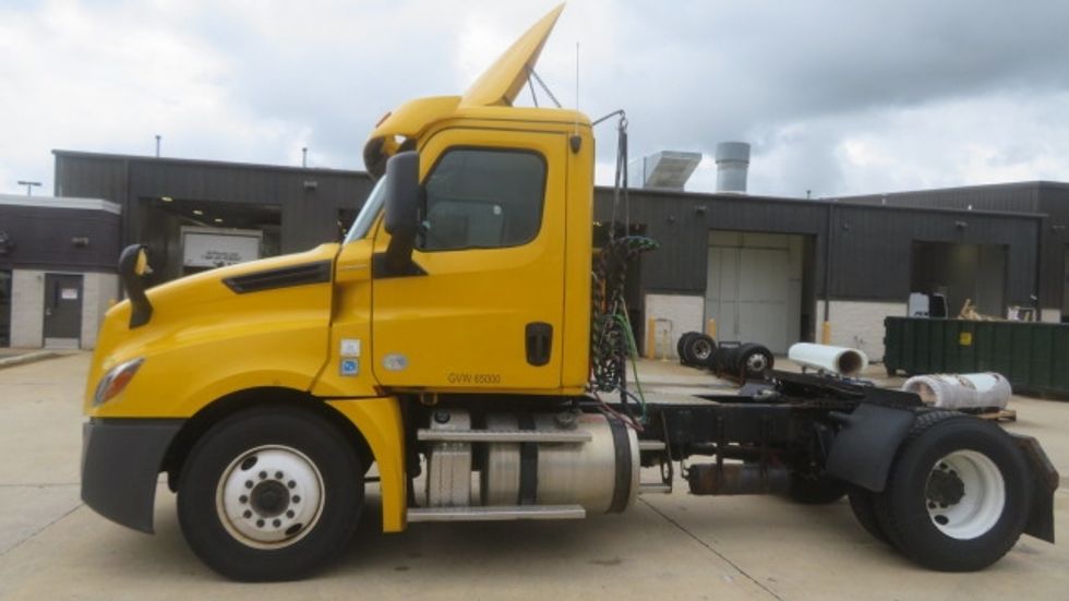 Day Cab Tractor-Heavy Duty Tractors-Freightliner-2019-T12642ST-Sterling-VA-503,519\n\t\tmiles-$ 26,250 - Image 4