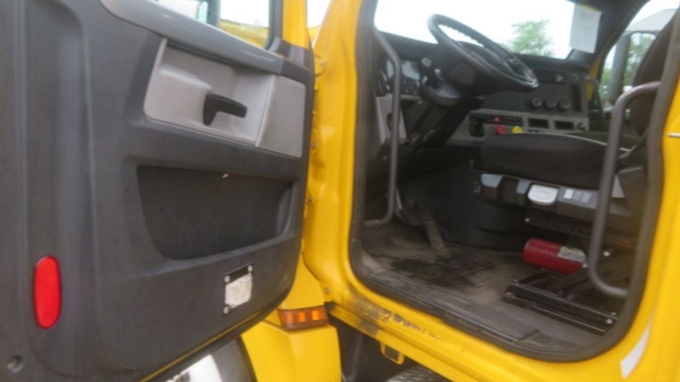 Day Cab Tractor-Heavy Duty Tractors-Freightliner-2019-T12642ST-Sterling-VA-503,519\n\t\tmiles-$ 26,250 - Image 6