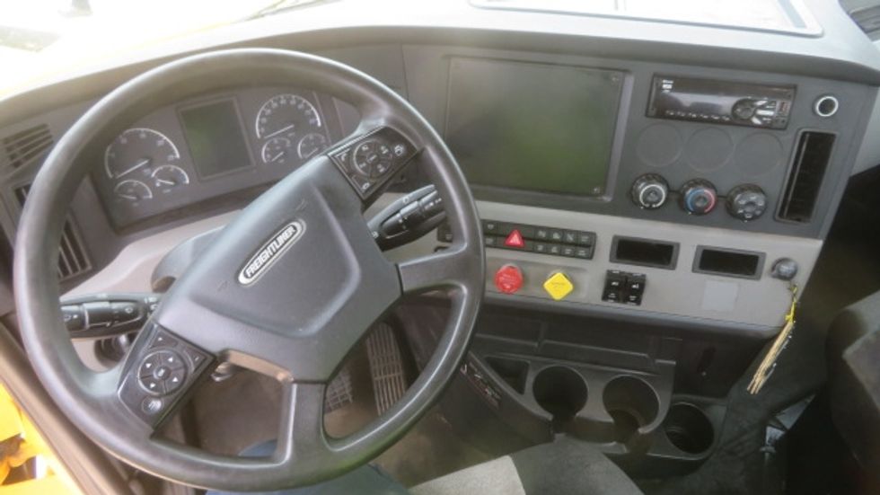 Day Cab Tractor-Heavy Duty Tractors-Freightliner-2019-T12642ST-Sterling-VA-503,519\n\t\tmiles-$ 26,250 - Image 8