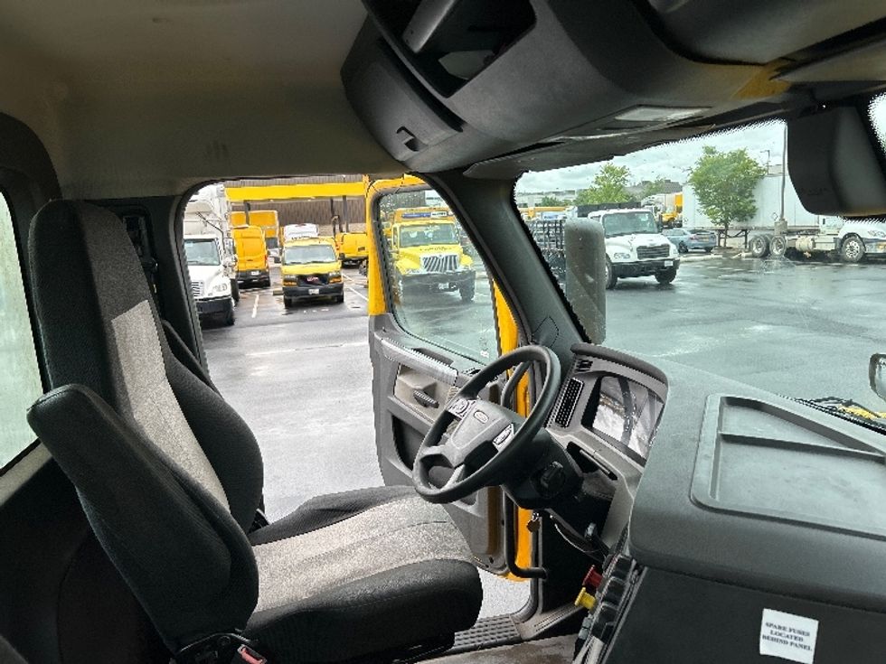 Day Cab Tractor-Heavy Duty Tractors-Freightliner-2019-T12642ST-Sterling-VA-573,008\n\t\tmiles-$ 22,500 - Image 14