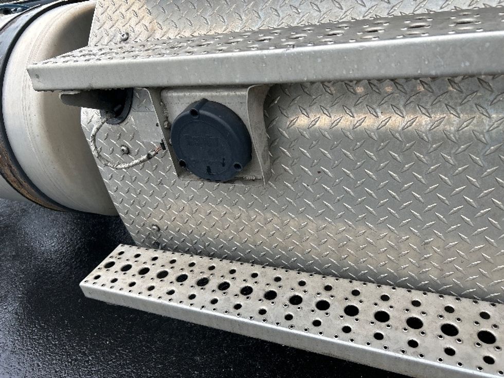 Day Cab Tractor-Heavy Duty Tractors-Freightliner-2019-T12642ST-Sterling-VA-573,008\n\t\tmiles-$ 22,500 - Image 19