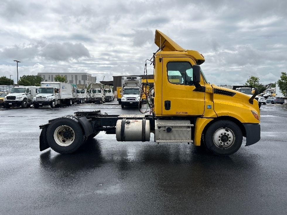 Day Cab Tractor-Heavy Duty Tractors-Freightliner-2019-T12642ST-Sterling-VA-573,008\n\t\tmiles-$ 22,500 - Image 8