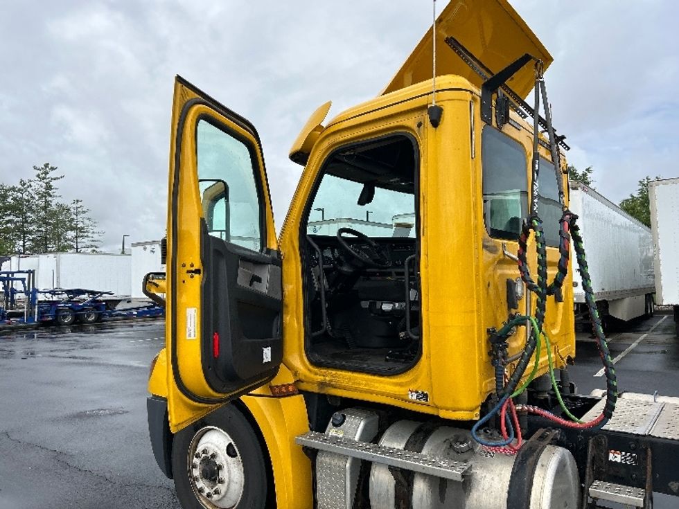 Day Cab Tractor-Heavy Duty Tractors-Freightliner-2019-T12642ST-Sterling-VA-573,008\n\t\tmiles-$ 22,500 - Image 9