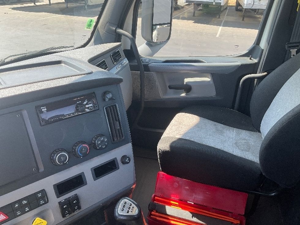 Day Cab Tractor-Heavy Duty Tractors-Freightliner-2019-T12642ST-Stockton-CA-140,780\n\t\tmiles-$ 47,000 - Image 10