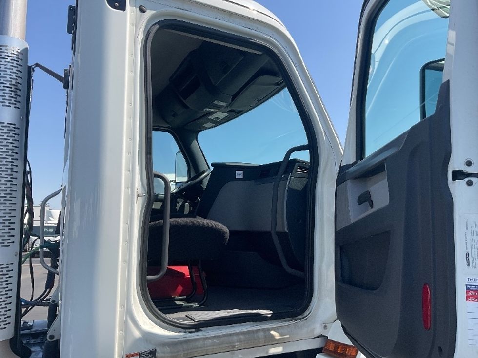 Day Cab Tractor-Heavy Duty Tractors-Freightliner-2019-T12642ST-Stockton-CA-140,780\n\t\tmiles-$ 47,000 - Image 12