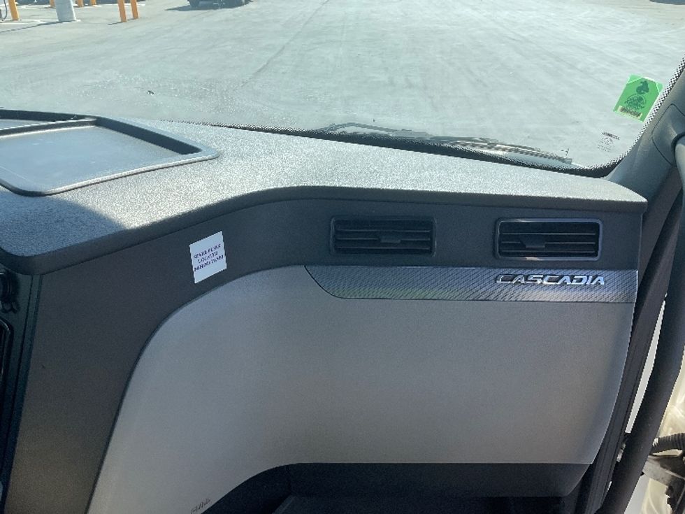 Day Cab Tractor-Heavy Duty Tractors-Freightliner-2019-T12642ST-Stockton-CA-140,780\n\t\tmiles-$ 47,000 - Image 13