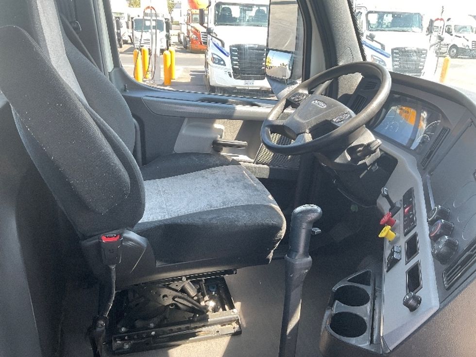 Day Cab Tractor-Heavy Duty Tractors-Freightliner-2019-T12642ST-Stockton-CA-140,780\n\t\tmiles-$ 47,000 - Image 14