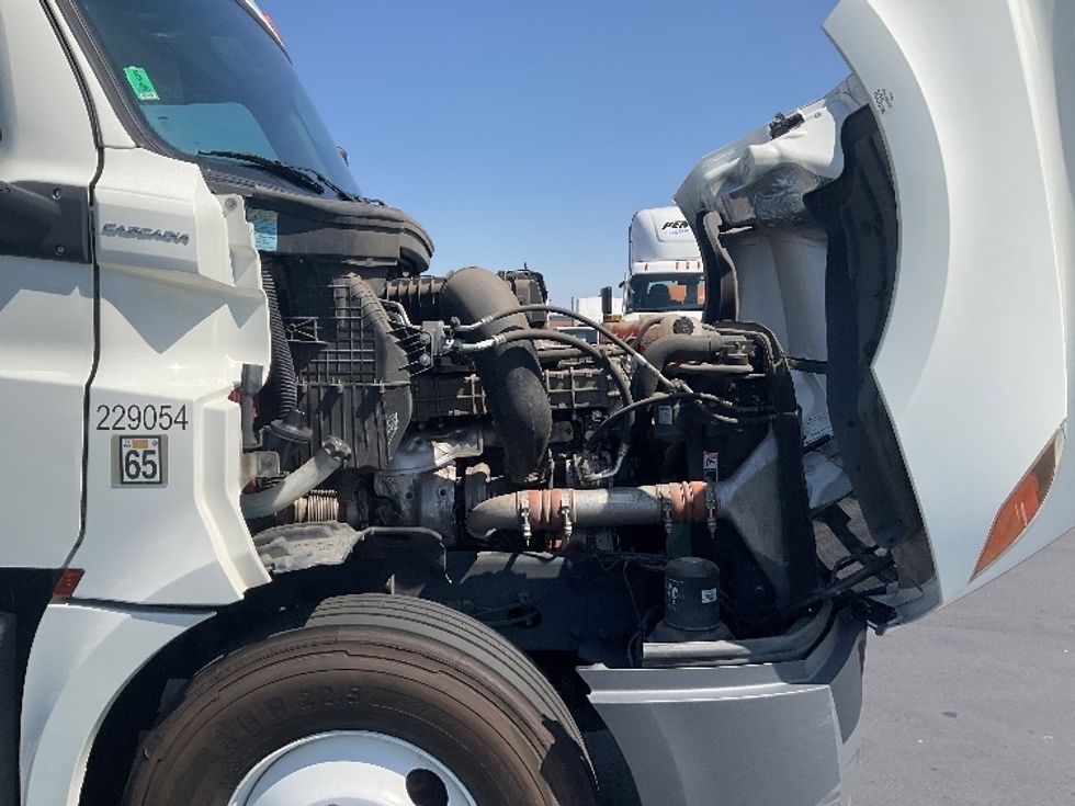 Day Cab Tractor-Heavy Duty Tractors-Freightliner-2019-T12642ST-Stockton-CA-140,780\n\t\tmiles-$ 47,000 - Image 15