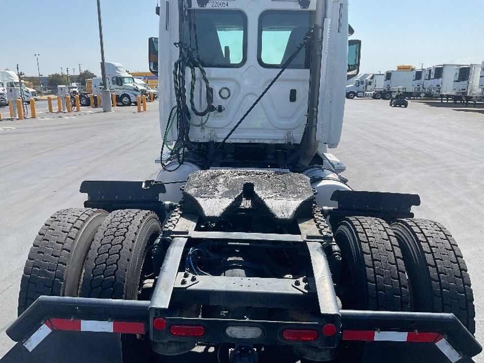 Day Cab Tractor-Heavy Duty Tractors-Freightliner-2019-T12642ST-Stockton-CA-140,780\n\t\tmiles-$ 47,000 - Image 6