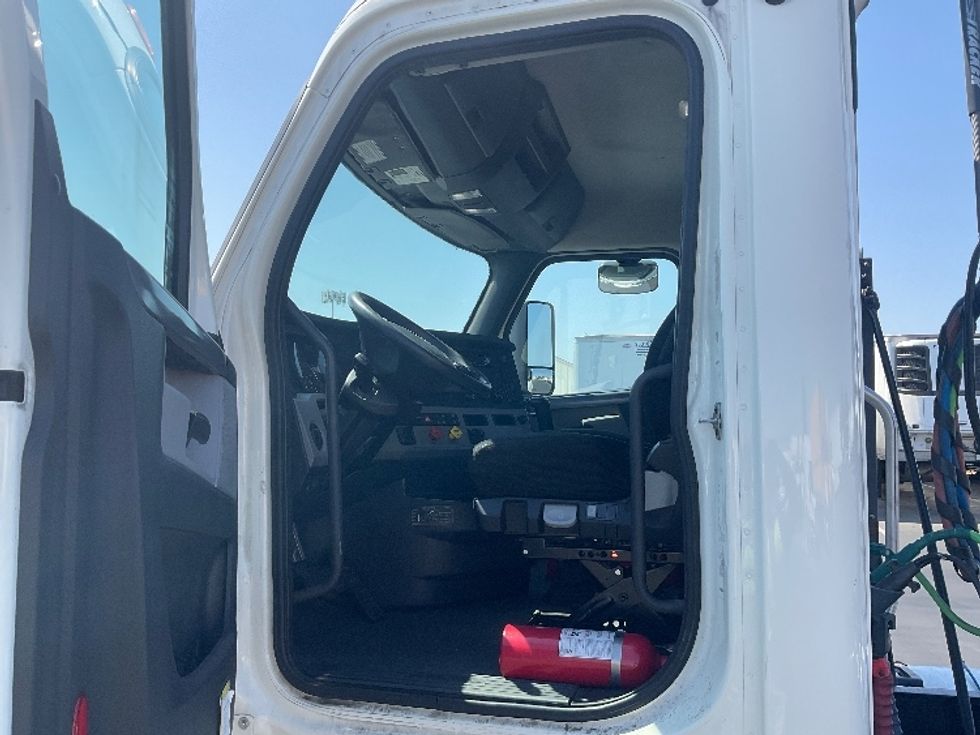 Day Cab Tractor-Heavy Duty Tractors-Freightliner-2019-T12642ST-Stockton-CA-140,780\n\t\tmiles-$ 47,000 - Image 9