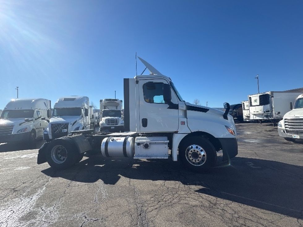 Day Cab Tractor-Heavy Duty Tractors-Freightliner-2019-T12642ST-Sturtevant-WI-578,001\n\t\tmiles-$ 30,750 - Image 4