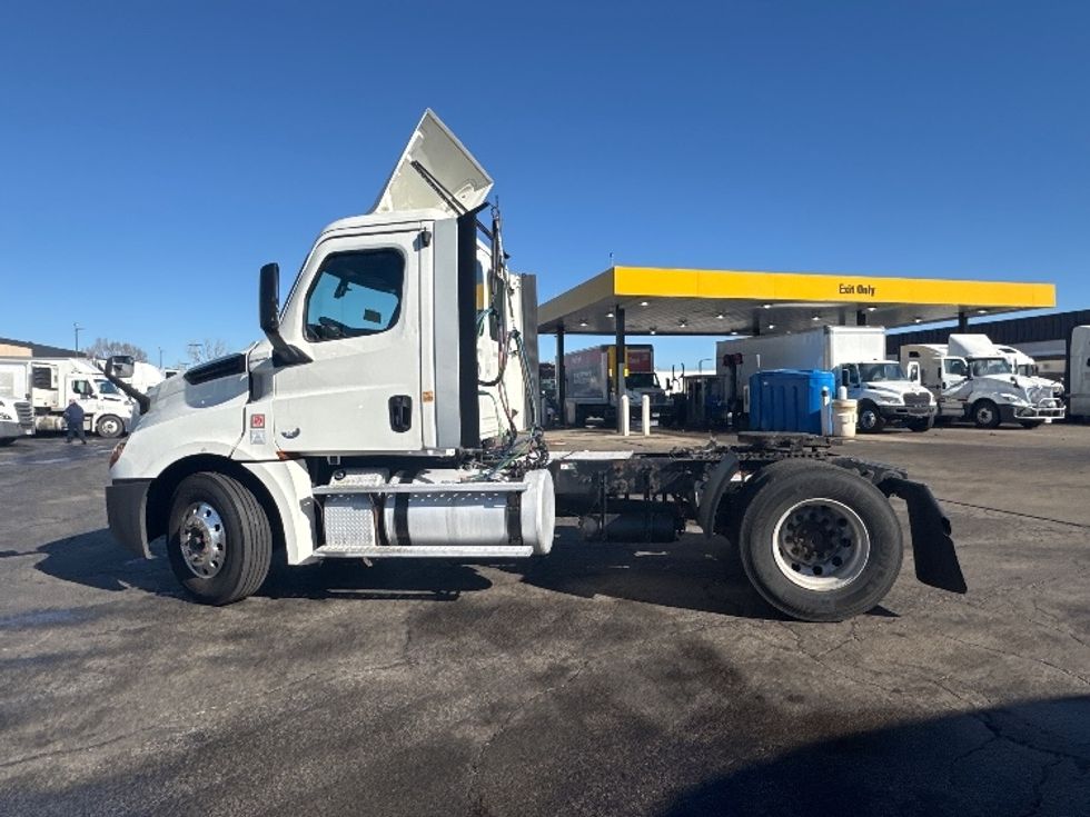 Day Cab Tractor-Heavy Duty Tractors-Freightliner-2019-T12642ST-Sturtevant-WI-578,001\n\t\tmiles-$ 30,750 - Image 8