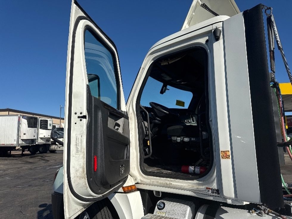 Day Cab Tractor-Heavy Duty Tractors-Freightliner-2019-T12642ST-Sturtevant-WI-578,001\n\t\tmiles-$ 30,750 - Image 9