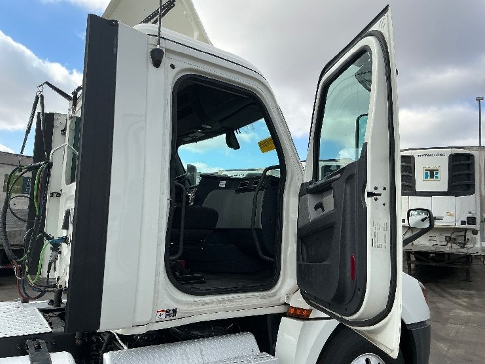 Day Cab Tractor-Heavy Duty Tractors-Freightliner-2019-T12642ST-Sturtevant-WI-590,000\n\t\tmiles-$ 30,250 - Image 12