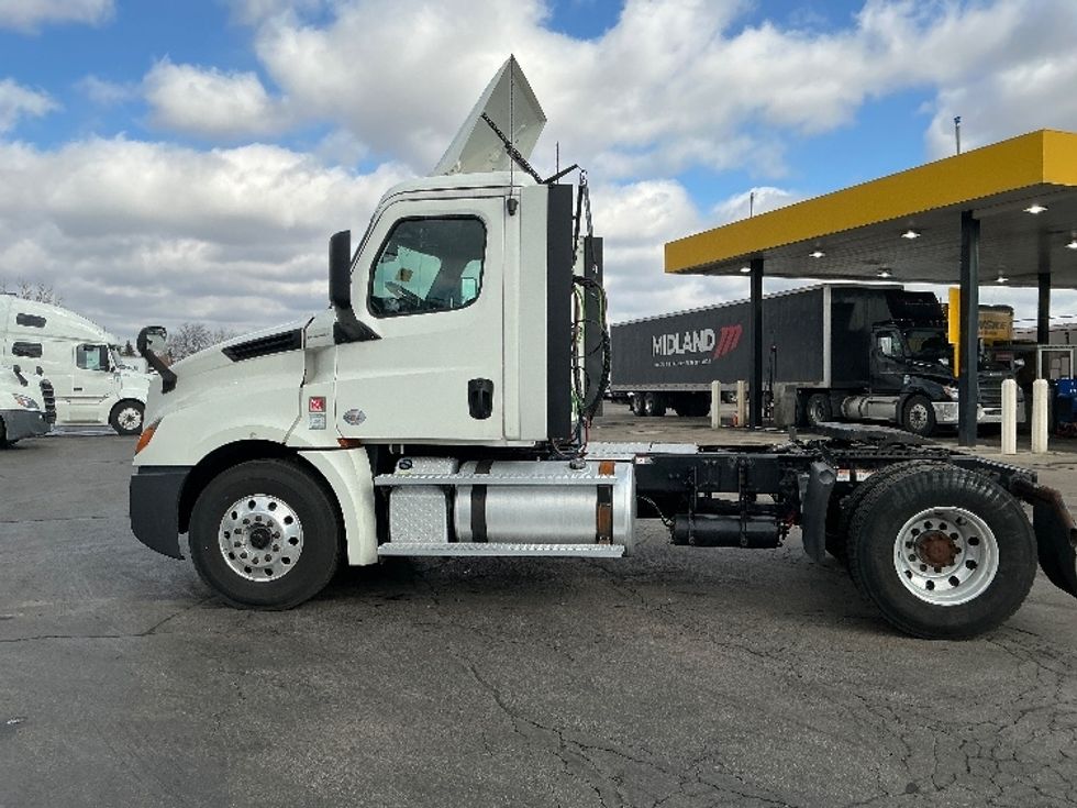 Day Cab Tractor-Heavy Duty Tractors-Freightliner-2019-T12642ST-Sturtevant-WI-590,000\n\t\tmiles-$ 30,250 - Image 4