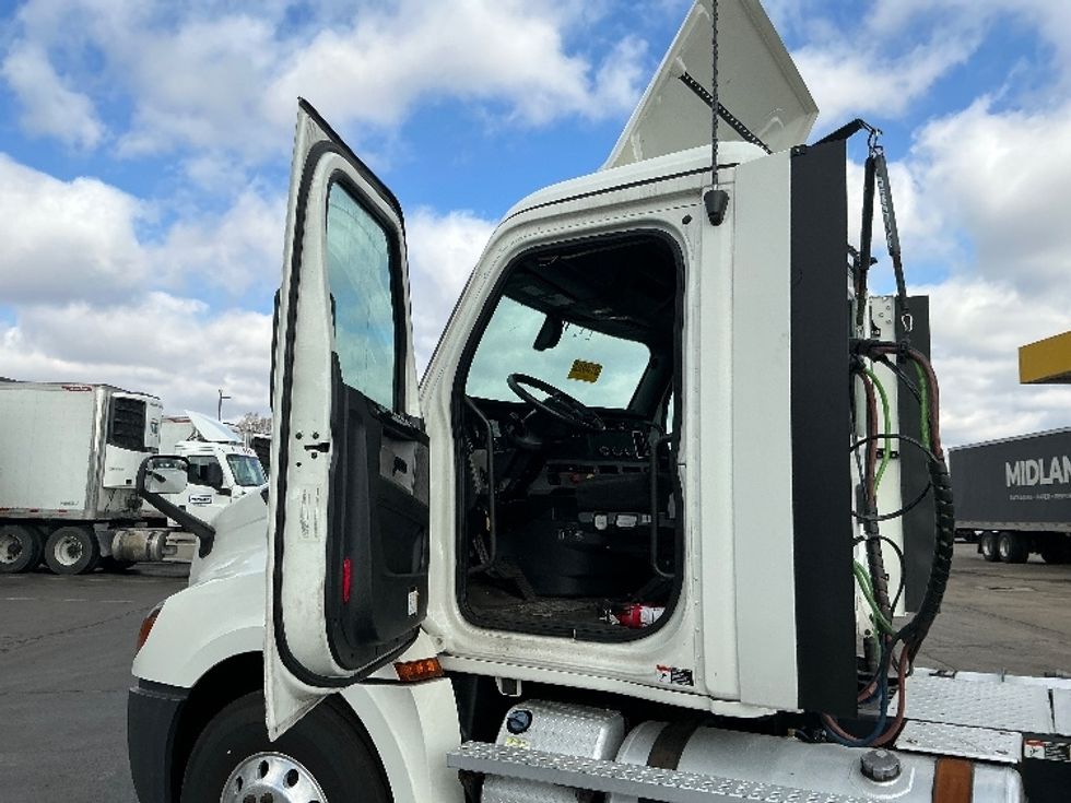 Day Cab Tractor-Heavy Duty Tractors-Freightliner-2019-T12642ST-Sturtevant-WI-590,000\n\t\tmiles-$ 30,250 - Image 9