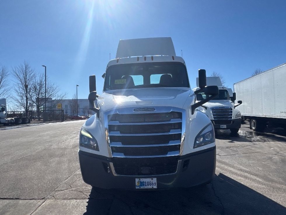 Day Cab Tractor-Heavy Duty Tractors-Freightliner-2019-T12642ST-Sturtevant-WI-601,034\n\t\tmiles-$ 29,500 - Image 1