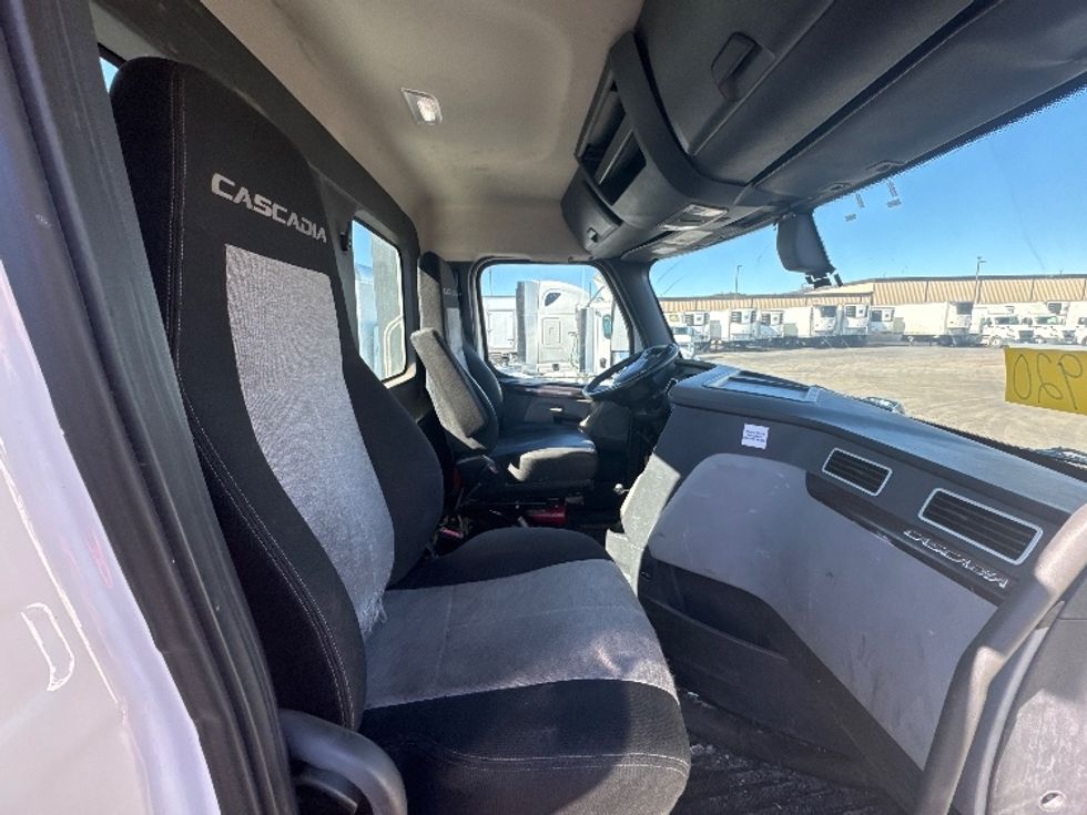 Day Cab Tractor-Heavy Duty Tractors-Freightliner-2019-T12642ST-Sturtevant-WI-601,034\n\t\tmiles-$ 29,500 - Image 11