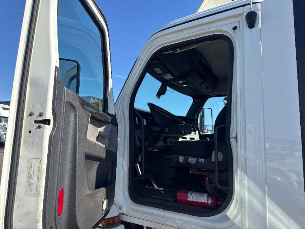 Day Cab Tractor-Heavy Duty Tractors-Freightliner-2019-T12642ST-Sturtevant-WI-601,034\n\t\tmiles-$ 29,500 - Image 12