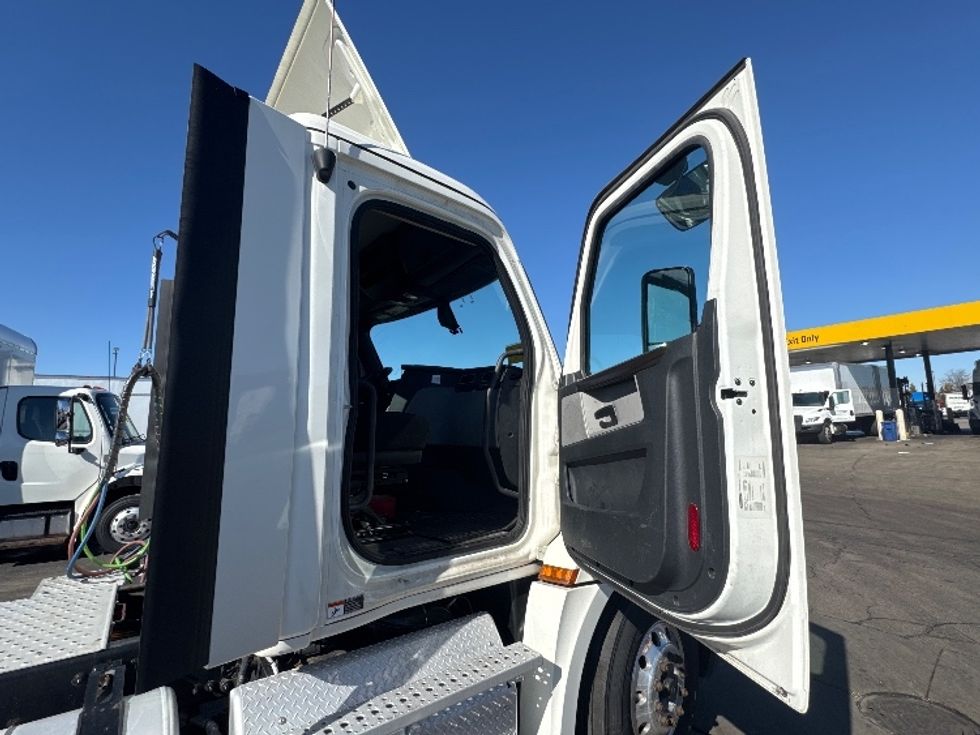 Day Cab Tractor-Heavy Duty Tractors-Freightliner-2019-T12642ST-Sturtevant-WI-601,034\n\t\tmiles-$ 29,500 - Image 9