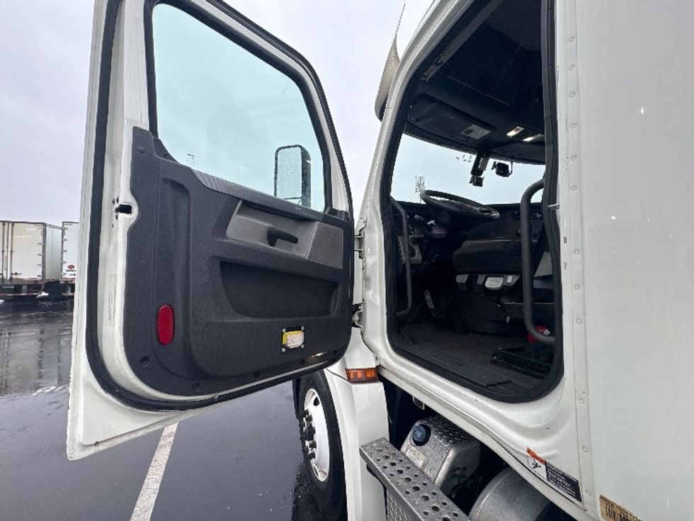 Day Cab Tractor-Heavy Duty Tractors-Freightliner-2019-T12642ST-Swedesboro-NJ-478,020\n\t\tmiles-$ 31,750 - Image 9