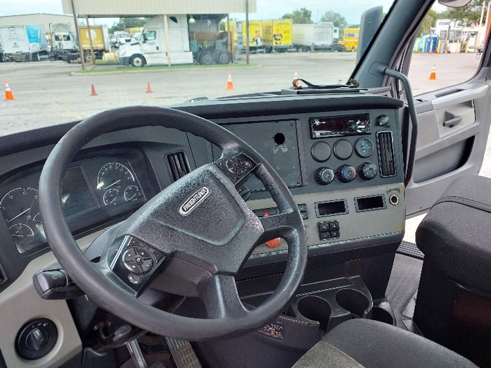 Day Cab Tractor-Heavy Duty Tractors-Freightliner-2019-T12642ST-Tampa-FL-183,026\n\t\tmiles-$ 44,500 - Image 10
