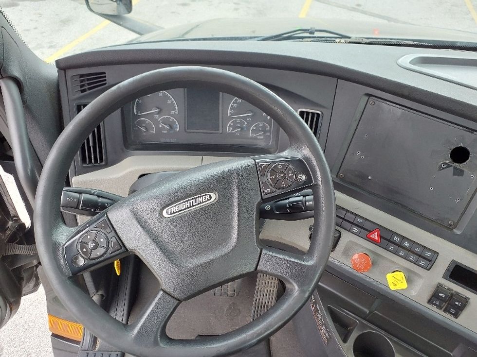 Day Cab Tractor-Heavy Duty Tractors-Freightliner-2019-T12642ST-Tampa-FL-183,026\n\t\tmiles-$ 44,500 - Image 11