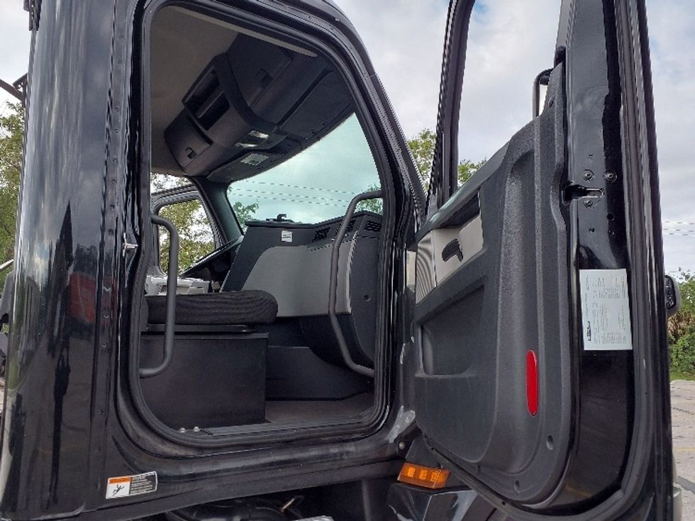 Day Cab Tractor-Heavy Duty Tractors-Freightliner-2019-T12642ST-Tampa-FL-183,026\n\t\tmiles-$ 44,500 - Image 12