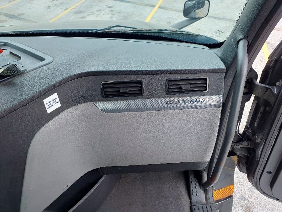 Day Cab Tractor-Heavy Duty Tractors-Freightliner-2019-T12642ST-Tampa-FL-183,026\n\t\tmiles-$ 44,500 - Image 13