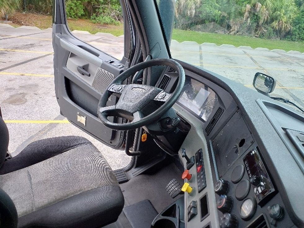 Day Cab Tractor-Heavy Duty Tractors-Freightliner-2019-T12642ST-Tampa-FL-183,026\n\t\tmiles-$ 44,500 - Image 14