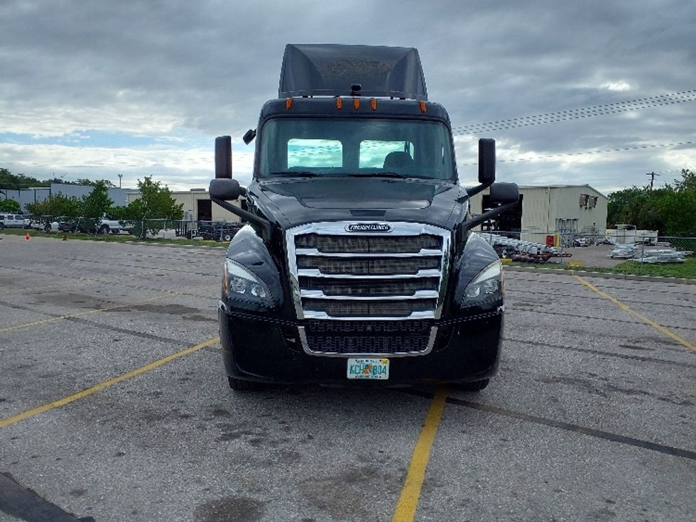 Day Cab Tractor-Heavy Duty Tractors-Freightliner-2019-T12642ST-Tampa-FL-183,026\n\t\tmiles-$ 44,500 - Image 2