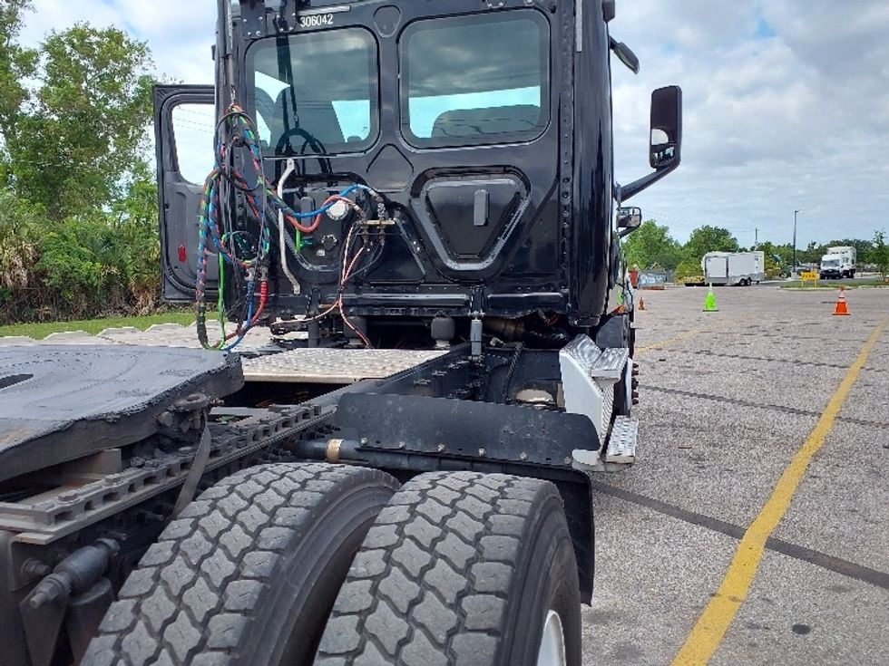 Day Cab Tractor-Heavy Duty Tractors-Freightliner-2019-T12642ST-Tampa-FL-183,026\n\t\tmiles-$ 44,500 - Image 22