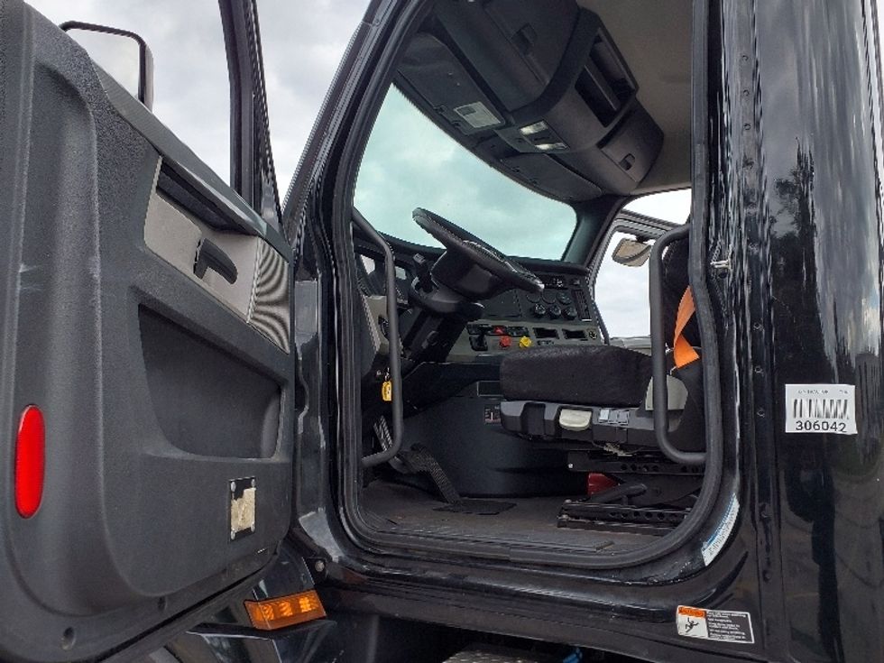 Day Cab Tractor-Heavy Duty Tractors-Freightliner-2019-T12642ST-Tampa-FL-183,026\n\t\tmiles-$ 44,500 - Image 9
