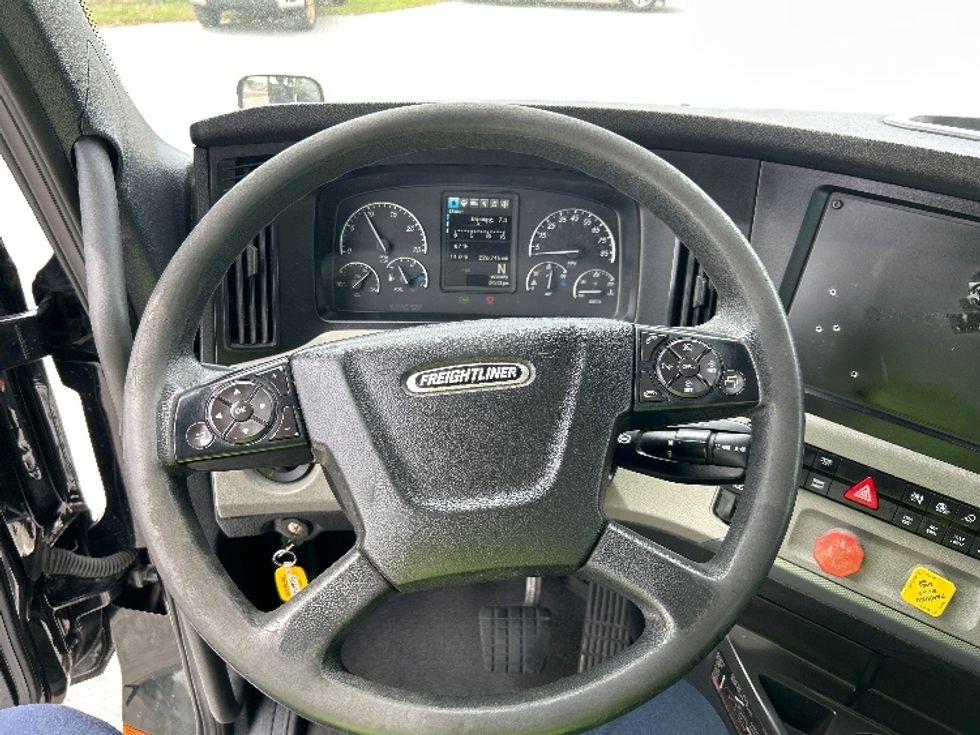 Day Cab Tractor-Heavy Duty Tractors-Freightliner-2019-T12642ST-Tampa-FL-228,040\n\t\tmiles-$ 42,750 - Image 11